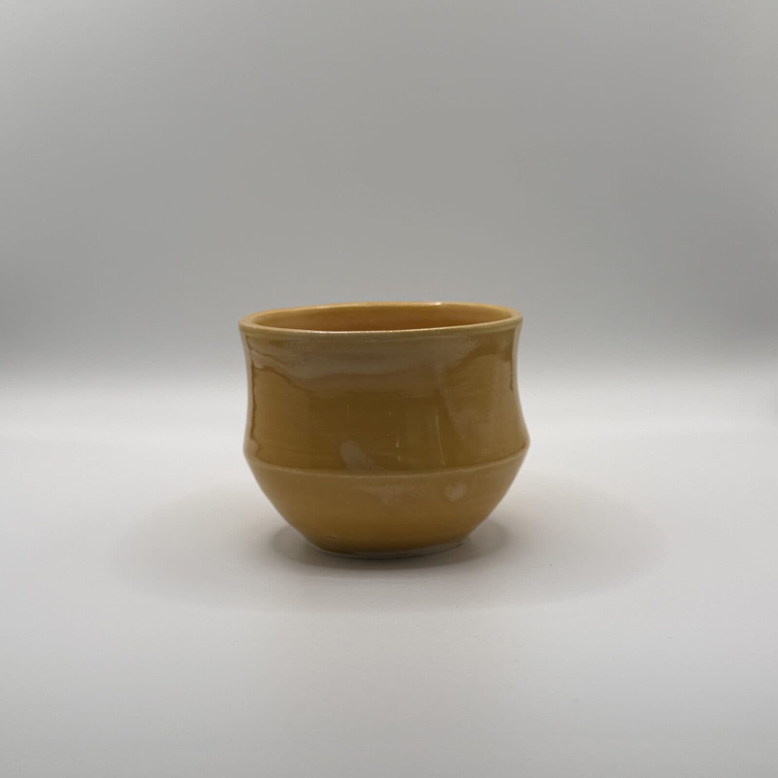 Tasse ambre dorée vue de face